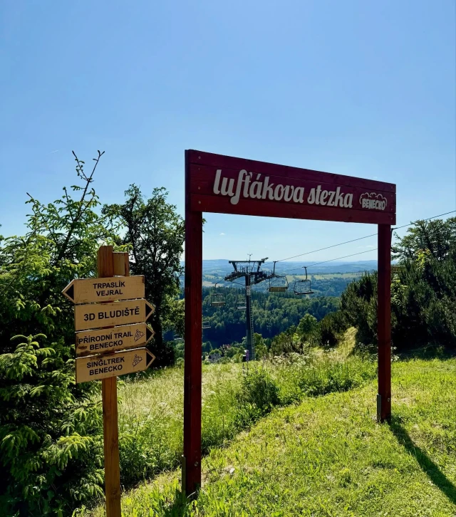 🌄 Léto na Benecku – Krkonoše v plné kráse! 🌿
Hledáte místo, kde si opravdu odpočinete? Na Benecku najdete čerstvý horský vzduch, nádherné výhledy, kilometry stezek pro pěší i cyklisty, lanovku, která vás vyveze až k nebi, a kouzelnou přírodu!

🎒 Rodiny s dětmi, milovníci turistiky i ti, kdo si chtějí jen posedět s kávou a výhledem – u nás si každý přijde na své.

🧡 Přijeďte si pro zážitky, na které se nezapomíná. Benecko – srdce Krkonoš, kde je svět ještě v pořádku.

#Benecko #Krkonoše #LétoNaHorách #RodinnáDovolená #TipNaVýlet